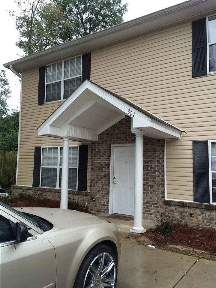 3 bed, 1216 sqft, $1,350 — Photo 1