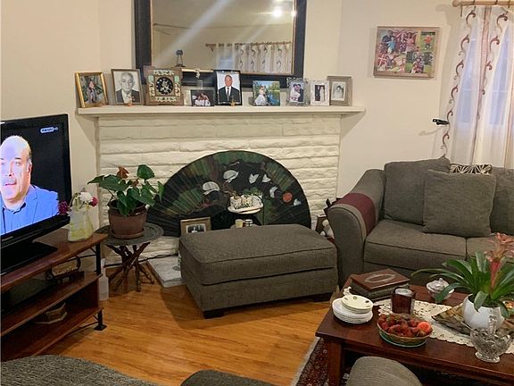 3rd image of 23639 Vanowen St