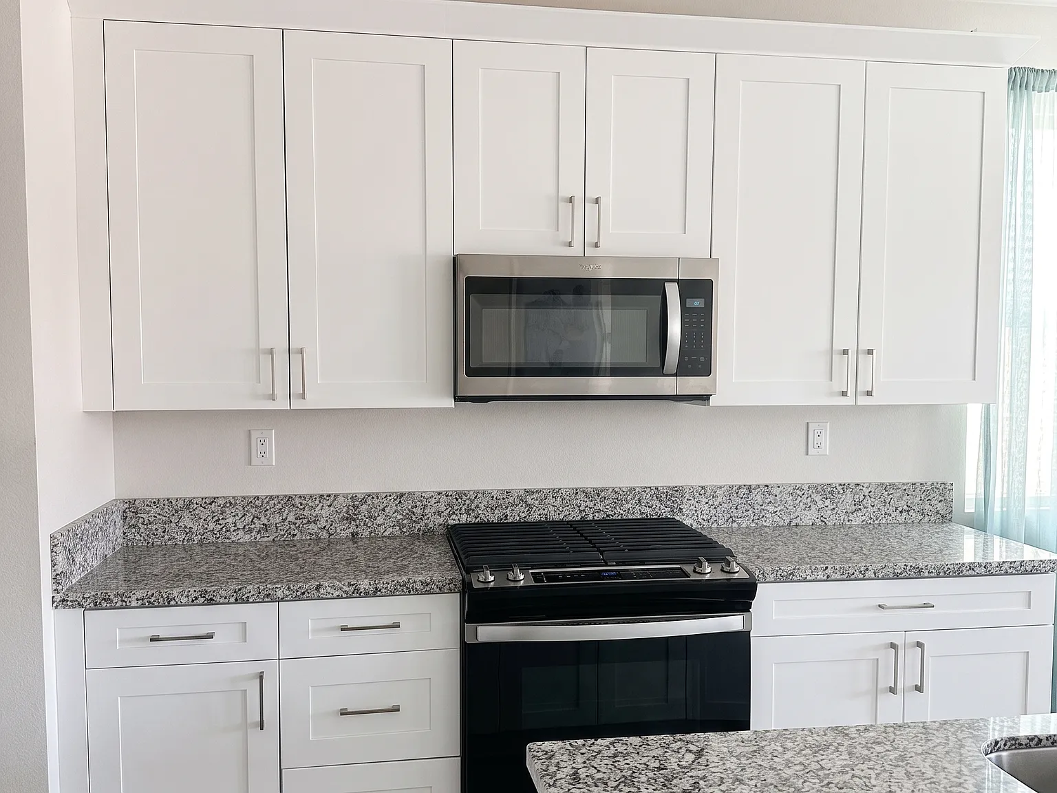 211 N Vincent Ave — Photo 2