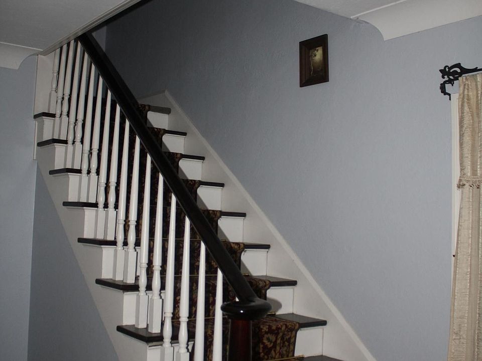 Lower Apartment Entry