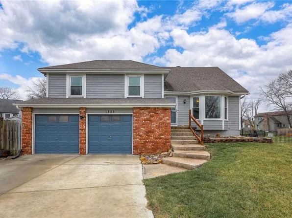 1121 S Stagecoach Pl, Olathe, KS 66062