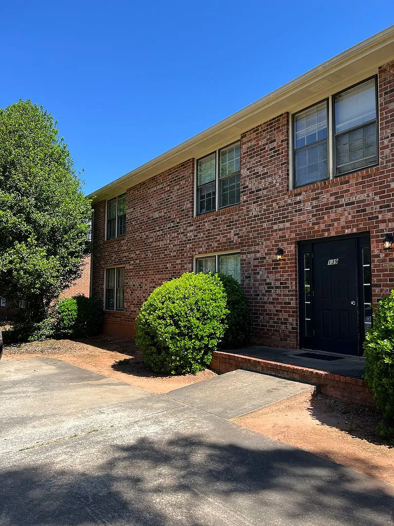 2BR/ 2Bath on Eastside! Available end of July 2026 — Photo 3