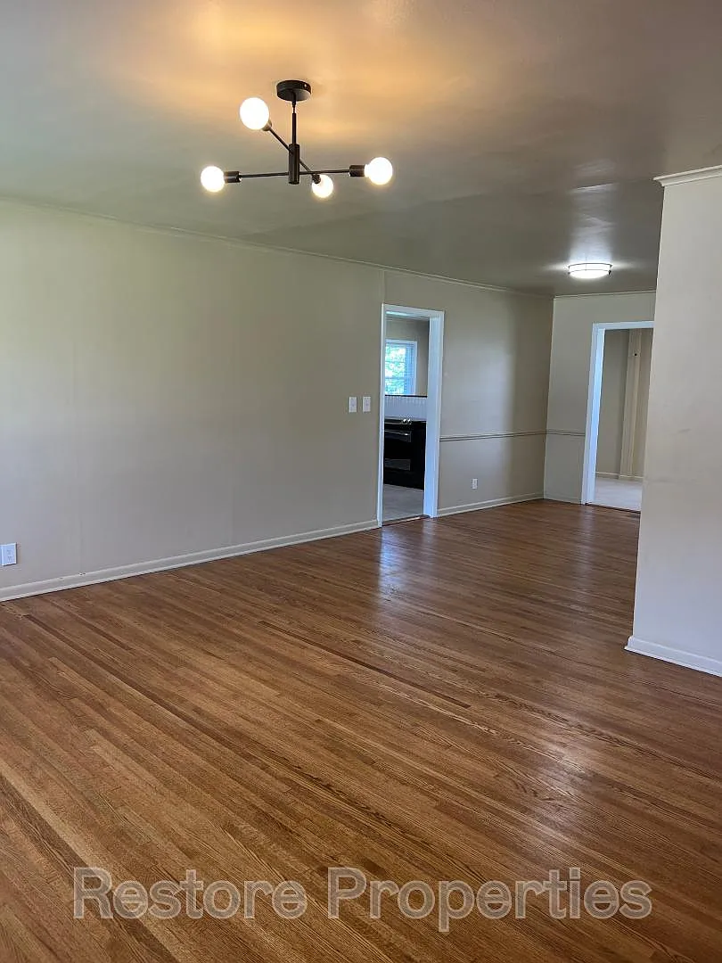 1045 E 53rd Pl — Photo 3