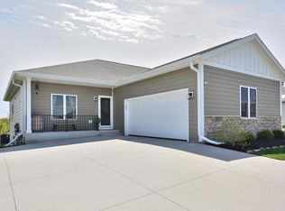 1358 Scenic Pointe Ct, Hartford, WI 53027