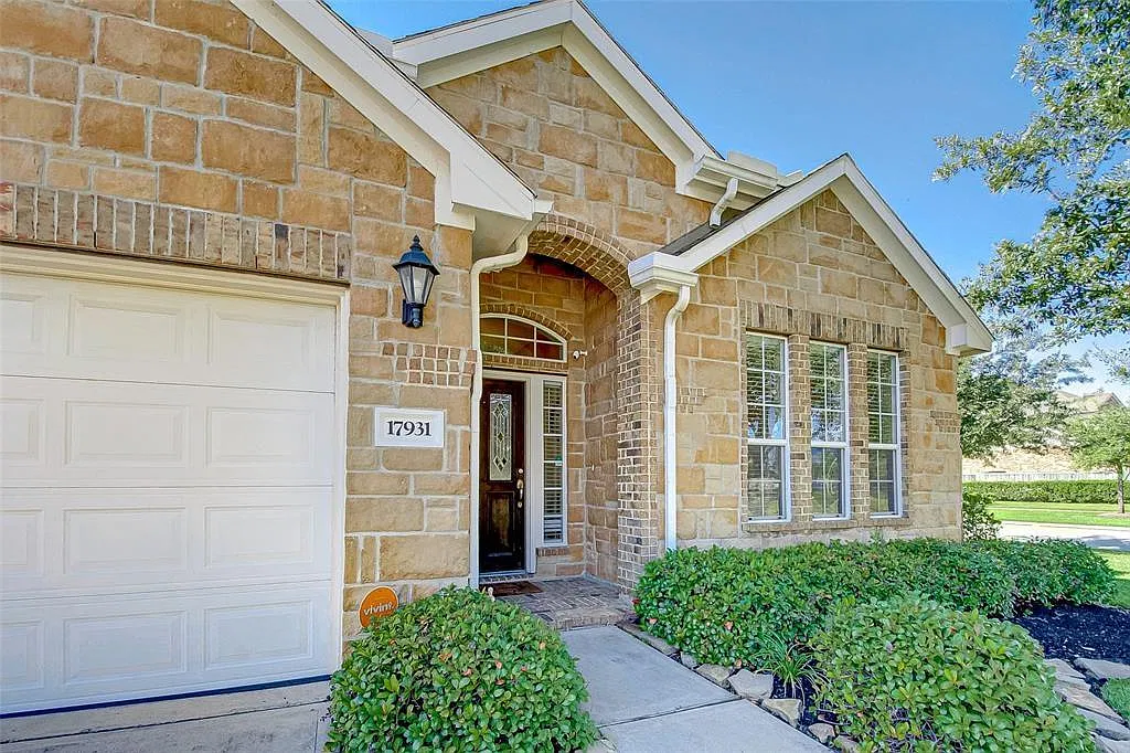3 bed, 2.0 bath, 1876 sqft, $2,200 — Photo 1