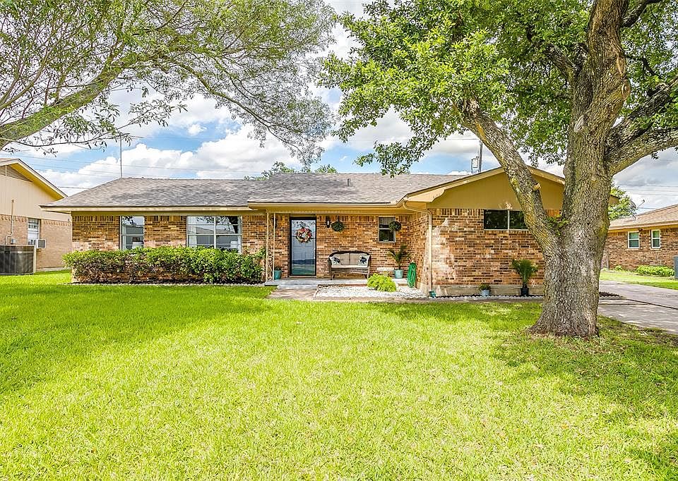 1st image of 332 Country Club Dr