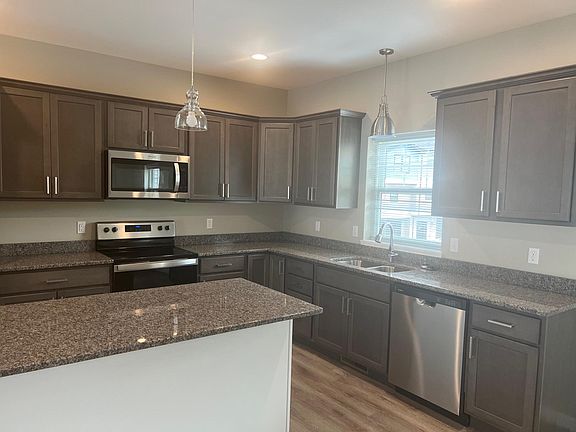 4th image of 121 Manchester Dr