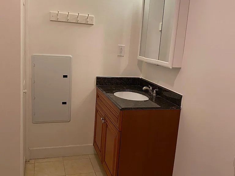 1028 Wood St #3R — Photo 7