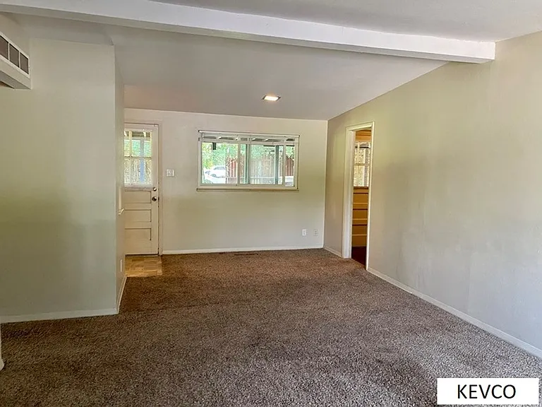 727 W Prospect Rd — Photo 3