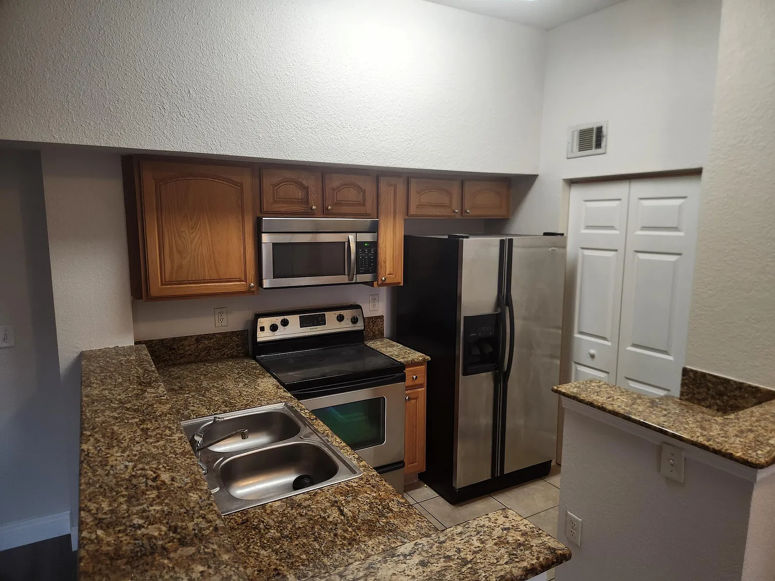2 bed, 2.0 bath, 1033 sqft, $1,900 — Photo 3