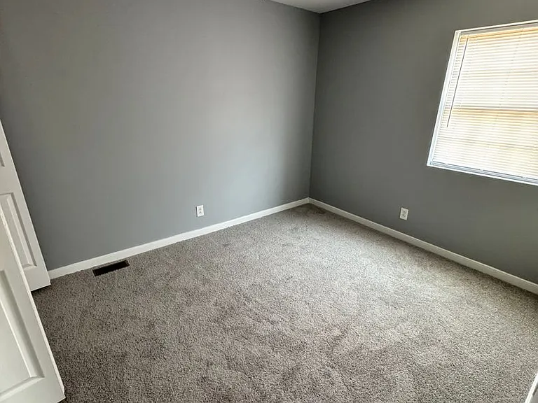 2 bed townhouse! Central Air, laundry. Great location. — Photo 7