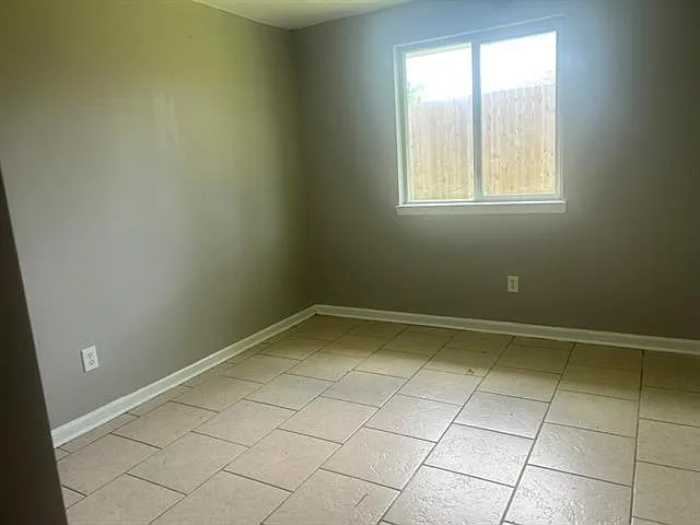 3 bed, 2.0 bath, 1100 sqft, $1,750 — Photo 3