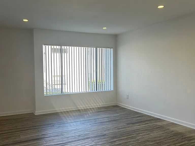 Glenoaks Apartments — Photo 16