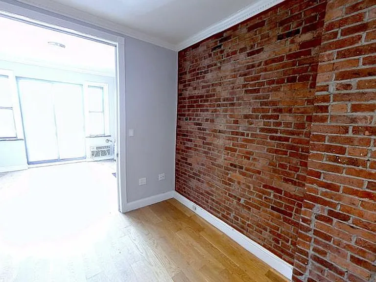 102 E 7th St #7 — Photo 5