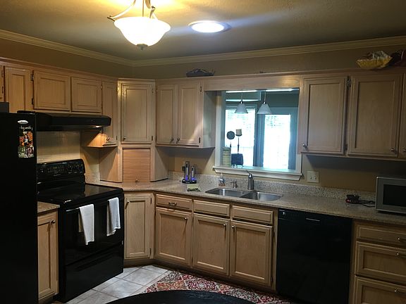 5th image of 905 NE 2nd St