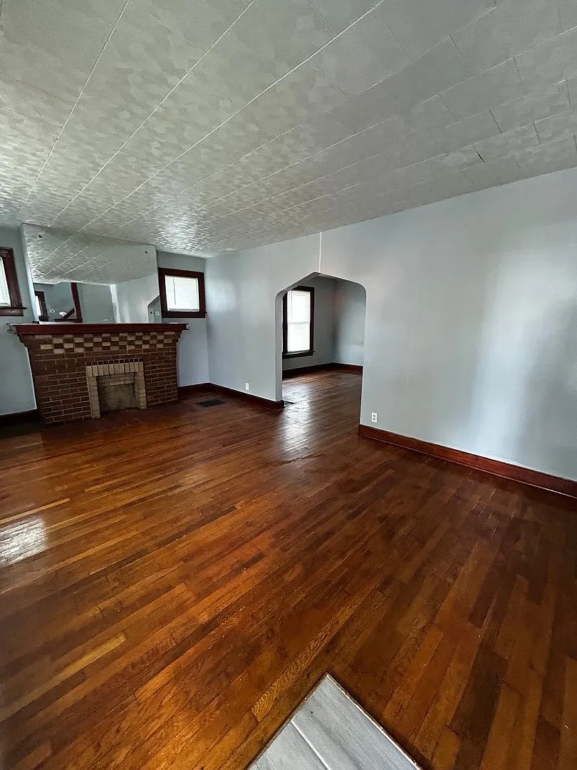 Spacious Three Bedroom 2-Story Single House with Basement — Photo 3