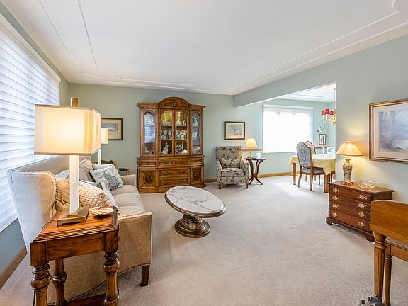 3rd image of 207 Barrington Ln