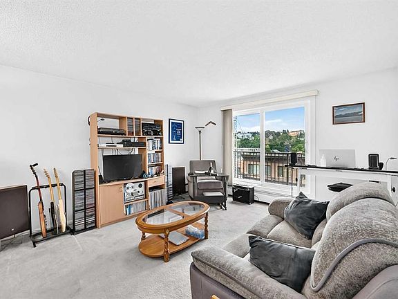 4th image of 647 N 1st Ave NE #403