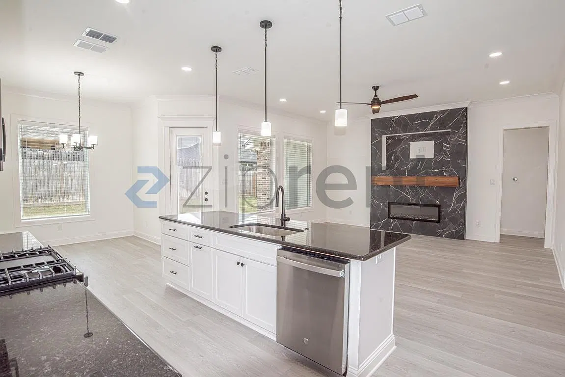 4 bed, 1803 sqft, $2,495 — Photo 4