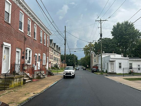 4th image of 205 W 9th St