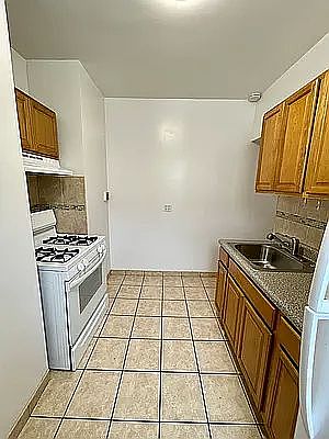 5th image of 140 W 238th St #B21