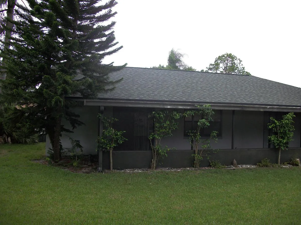 Building Photo - 9211 Palm Tree Dr