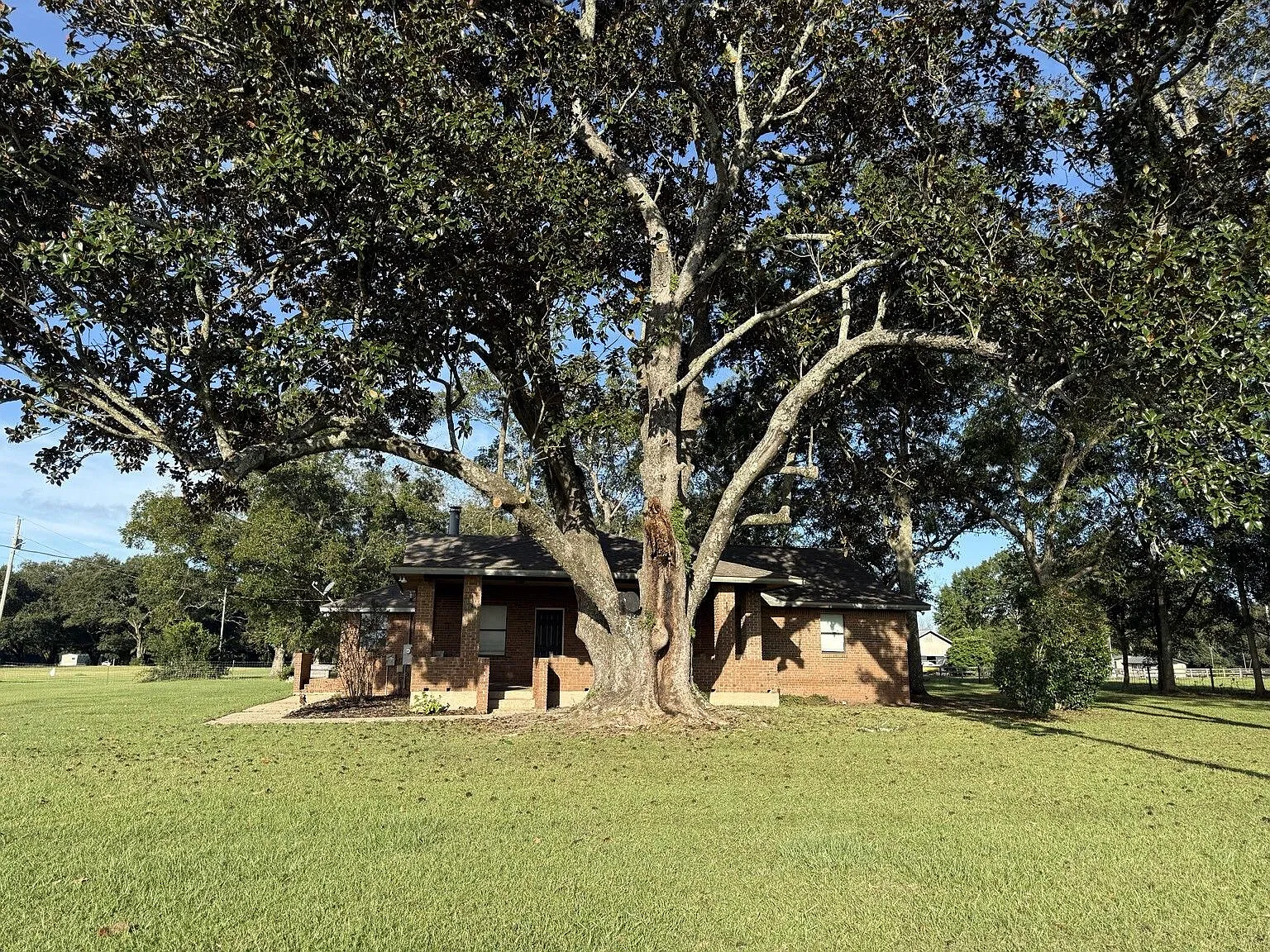 4 bed, 2.0 bath, 2467 sqft, $2,500 — Photo 1