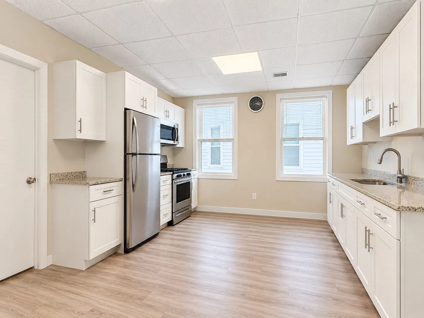 2 bed, 1.0 bath, 800 sqft, $2,400 — Photo 2