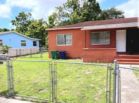 890 NW 106th St, Miami, FL