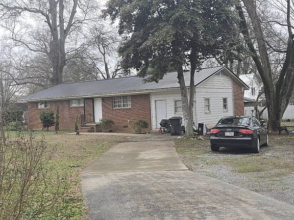 2nd image of 122 Cobb St