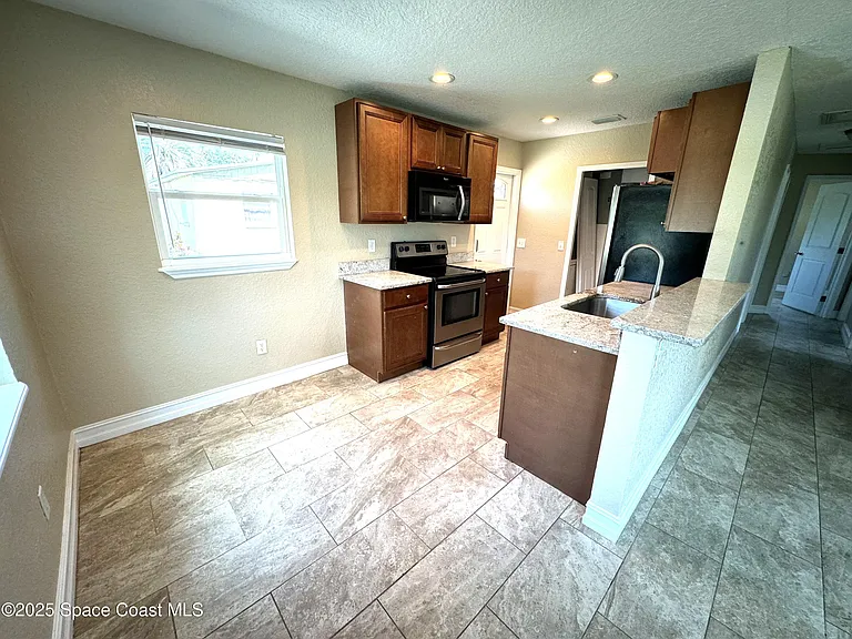 230 Crown Blvd — Photo 4