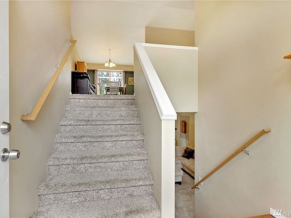 4th image of 2719 Highline Pl NE