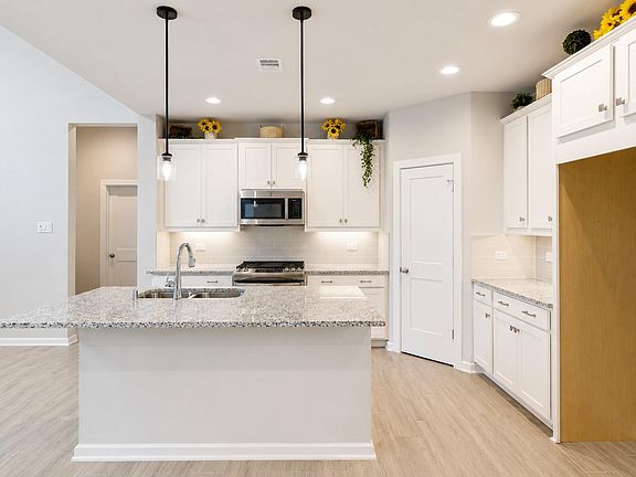 5th image of 606 Pecan Hickory Ct