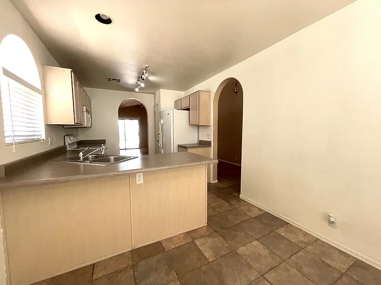 2516 E Jasper Dr — Photo 4