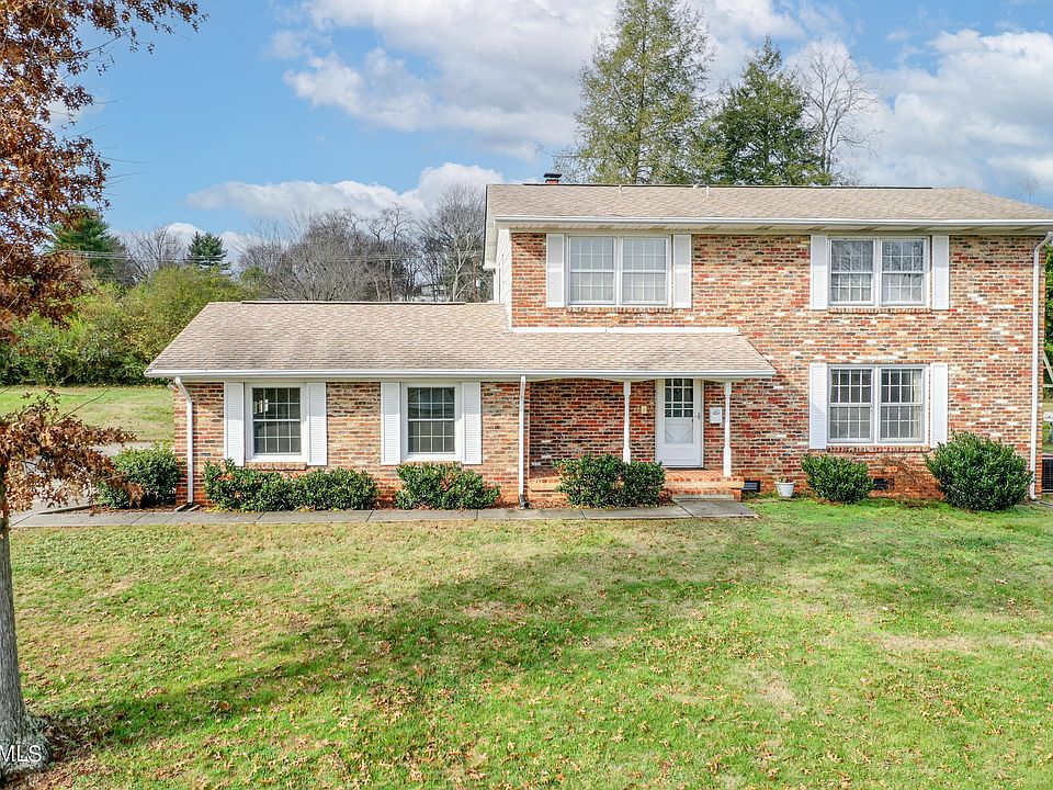 1st image of 907 Willow Dr