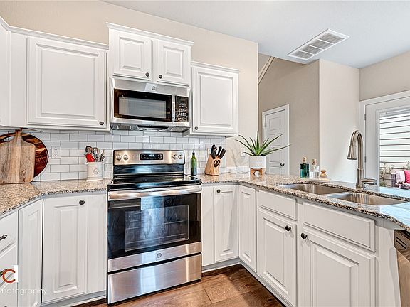 4th image of 3904 SW Peachwood Dr