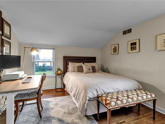 3rd image of 409 Roycroft Blvd