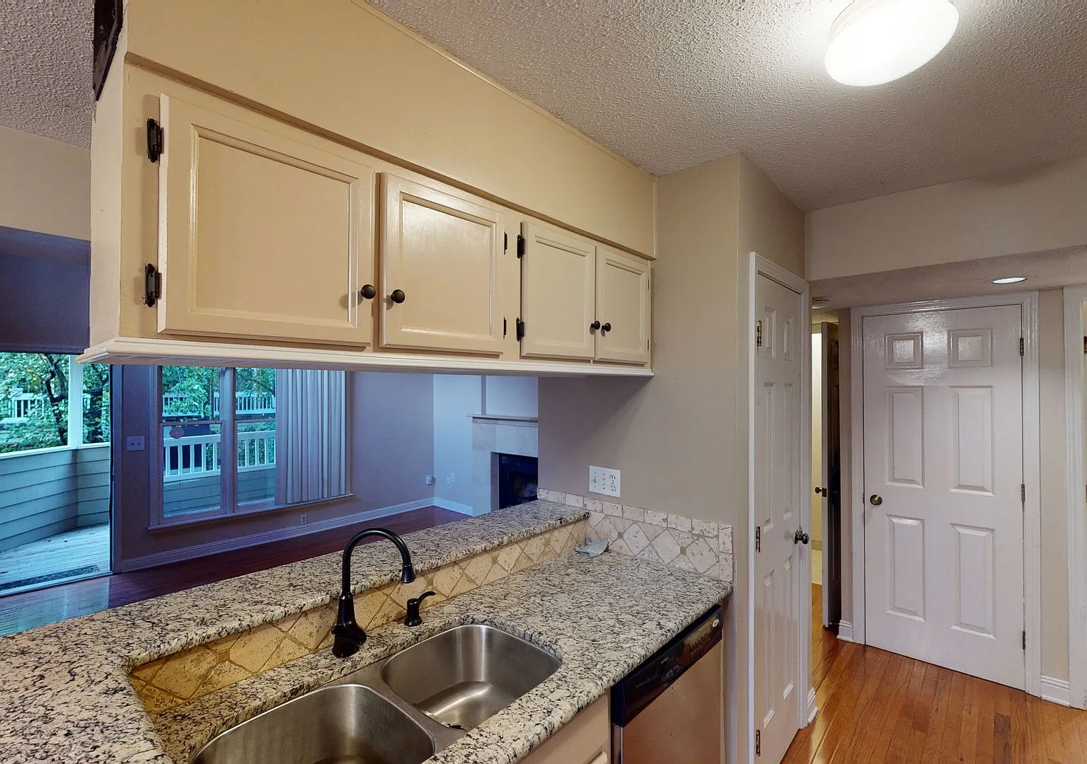 Wonderful Uptown renovated top floor condo! — Photo 4