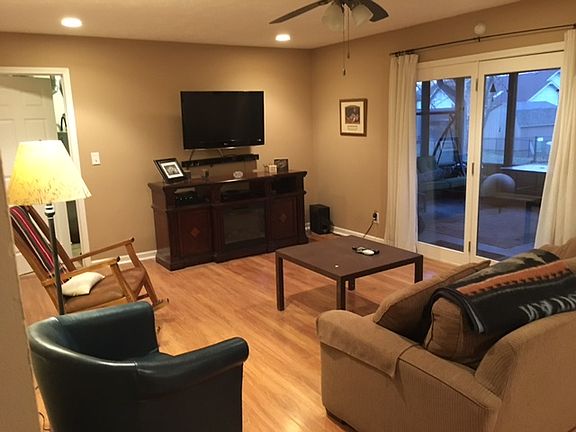 Lge FR w/screened in porch.