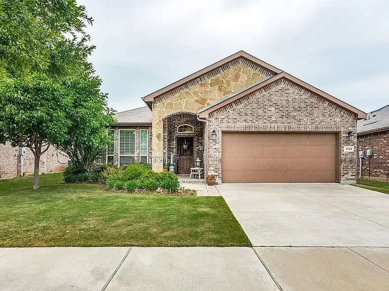 3020 Tamarack Ln — Photo 1