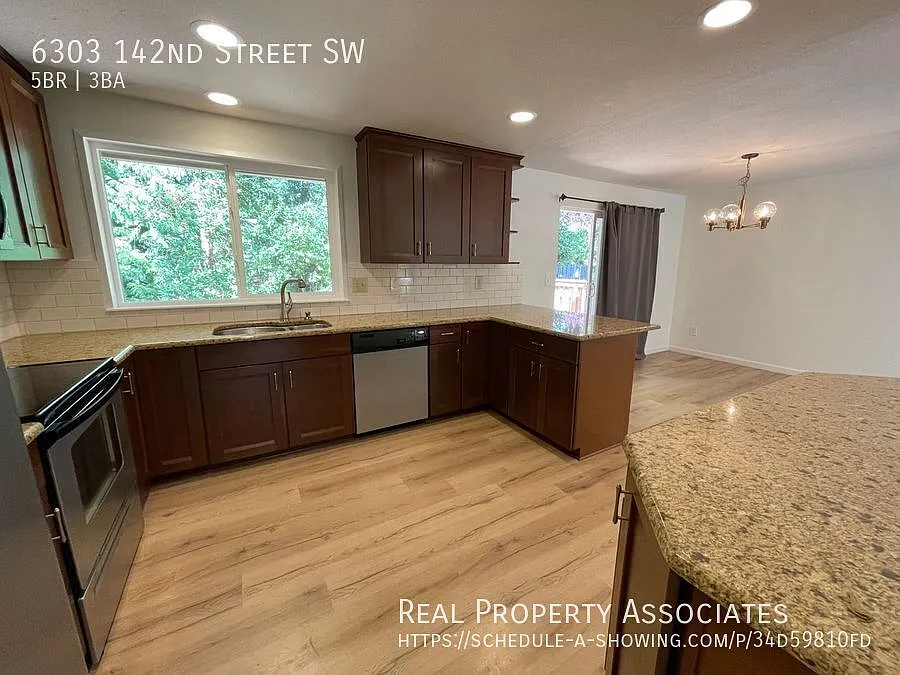 Pet friendly, 5 Bed, 3 Bath, Picnic Point Split level — Photo 3