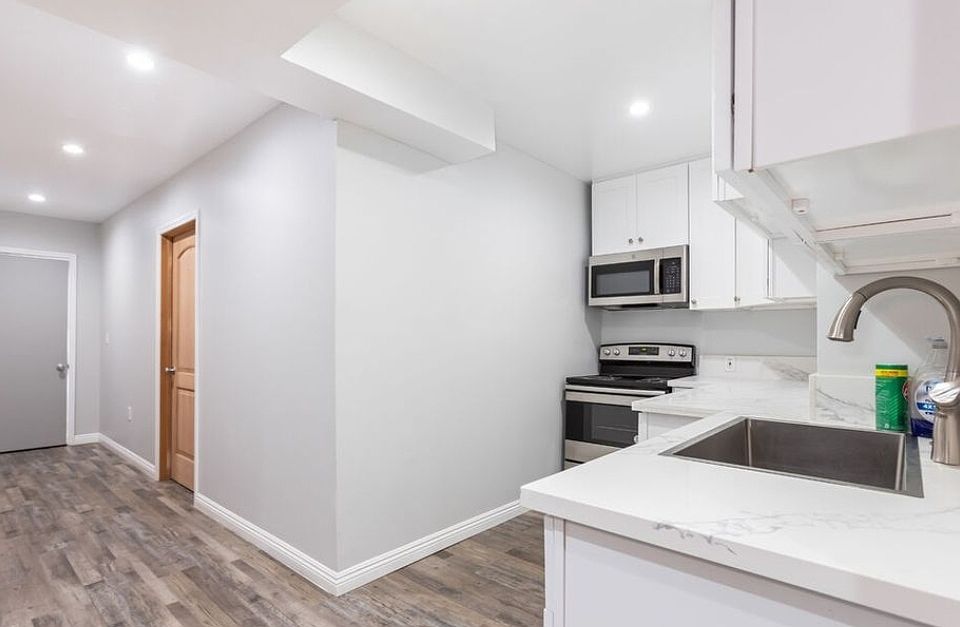 1st image of 406 S Saint Andrews Pl Room 4