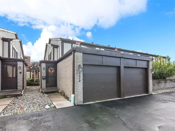 1058 Country Club Dr, Saint Clair Shores, MI 48082