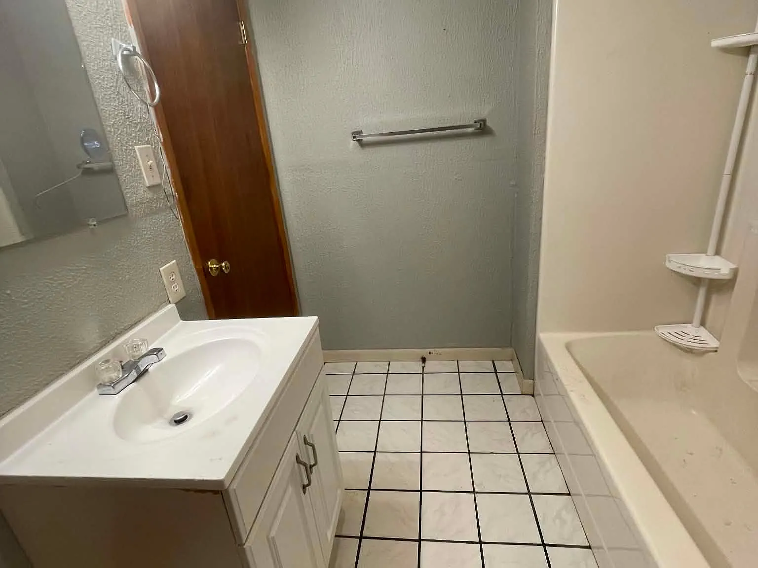 3 bed, 1200 sqft, $900 — Photo 2