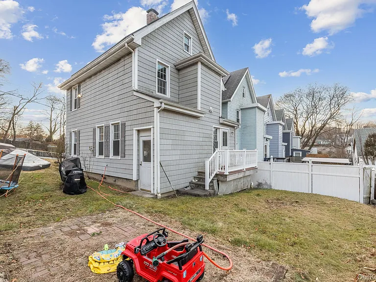 983 Warren Ave — Photo 4