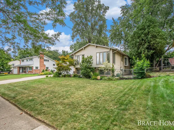 4548 Bonnie Ave SE, Kentwood, MI 49508