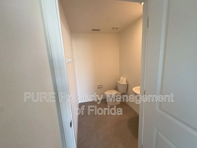 8702 SW 46th Ave — Photo 17