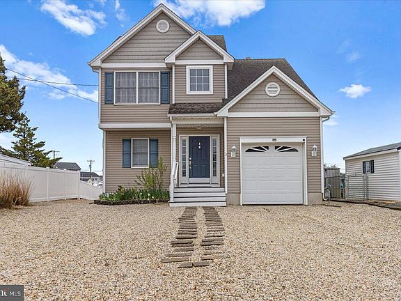 2nd image of 3 Cranbury Lake Dr