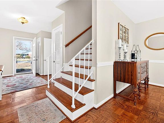 4th image of 604 Kings Grant Rd