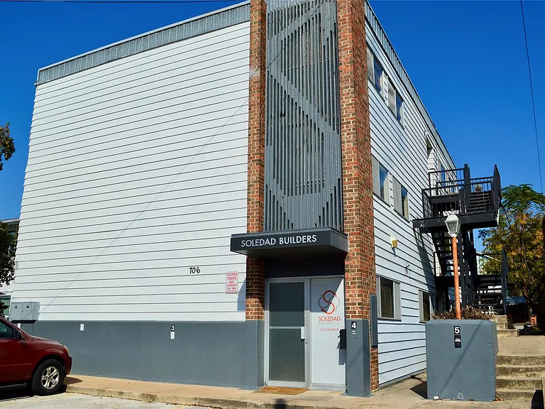 706 W 34th St #102 — Photo 2